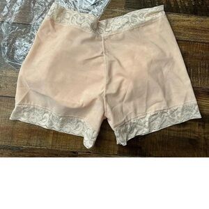 Elegant Lace Trim Women's Shorts NIP Butt Lifter & Shaper 
Size: XXL